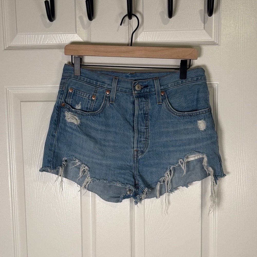 Levi’s Distressed Denim Shorts Light Wash Raw Hem Size W28